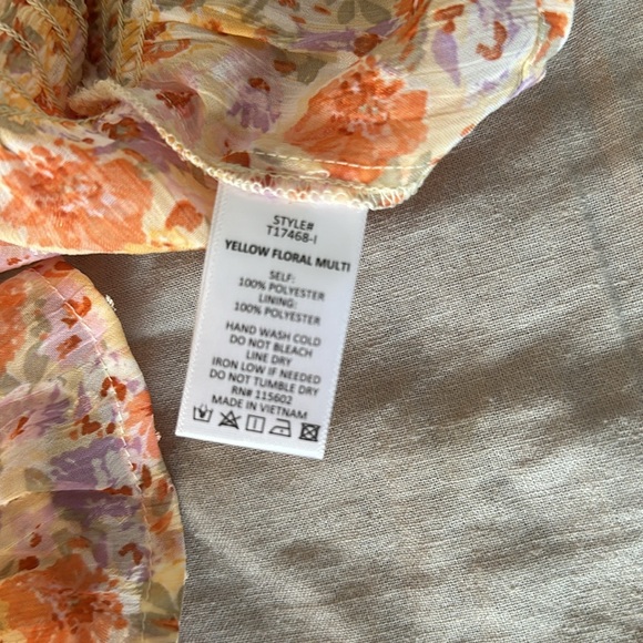 Small Cropped Floral Off the Shoulder Flowy Top NWOT - Picture 7 of 8